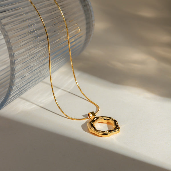 WAVY CIRCLE PENDANT NECKLACE
