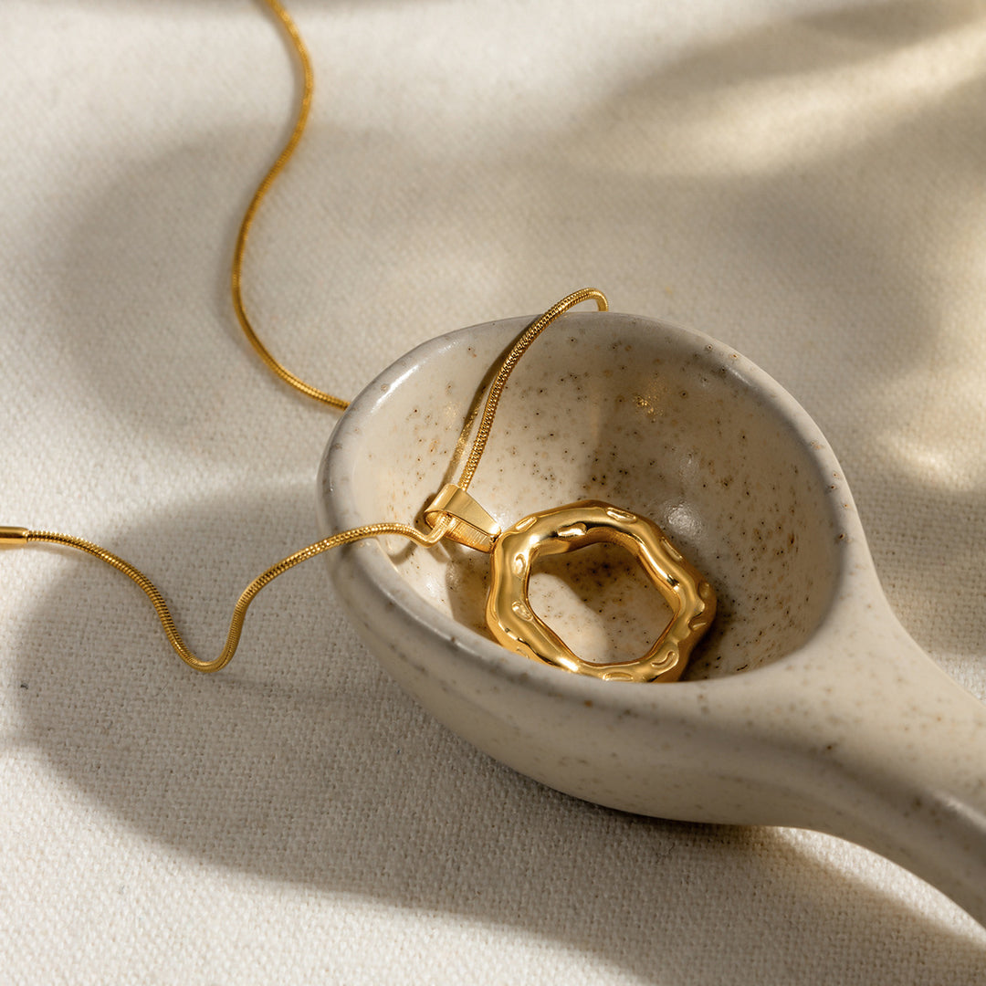 WAVY CIRCLE PENDANT NECKLACE