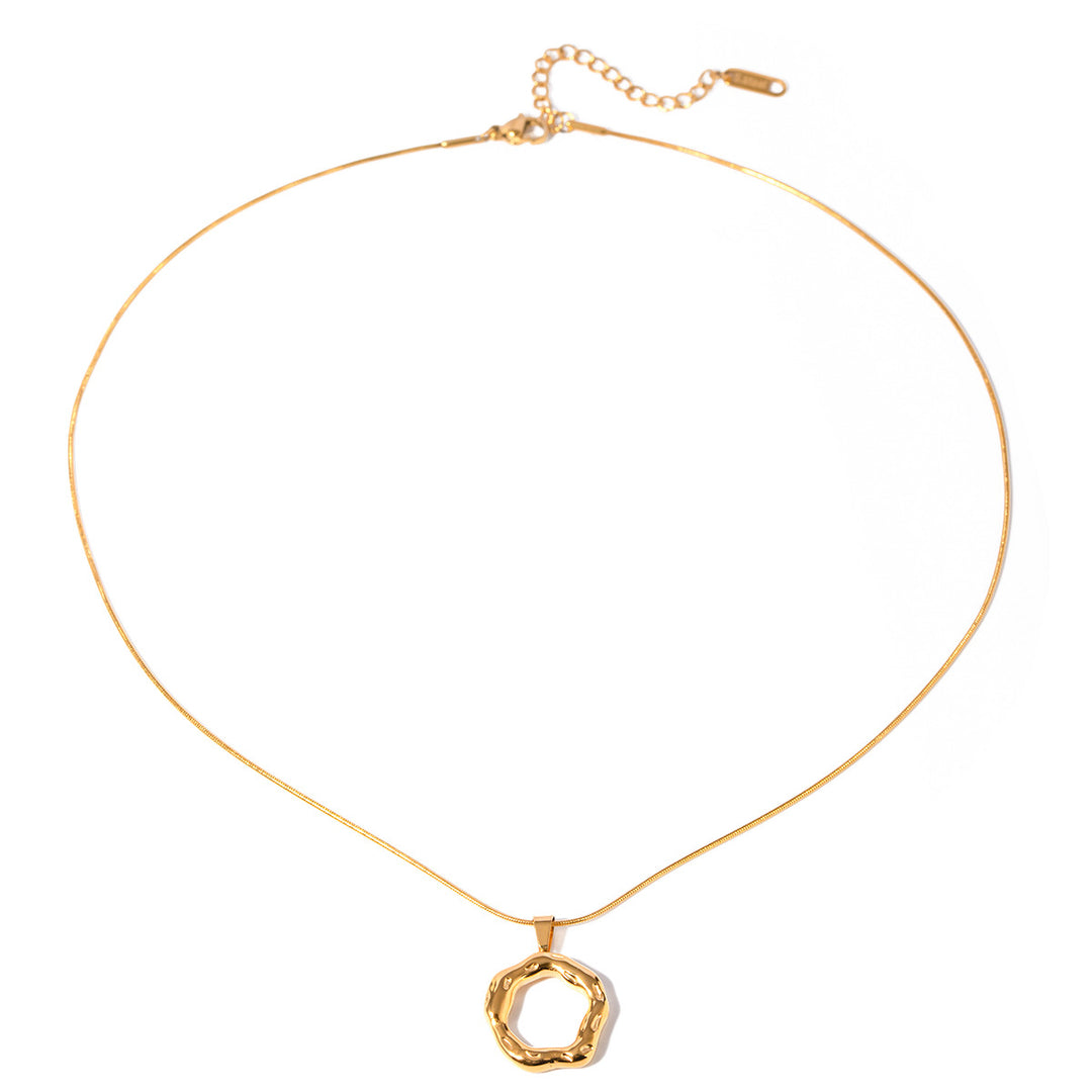 WAVY CIRCLE PENDANT NECKLACE