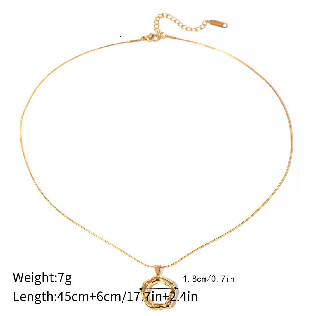 WAVY CIRCLE PENDANT NECKLACE